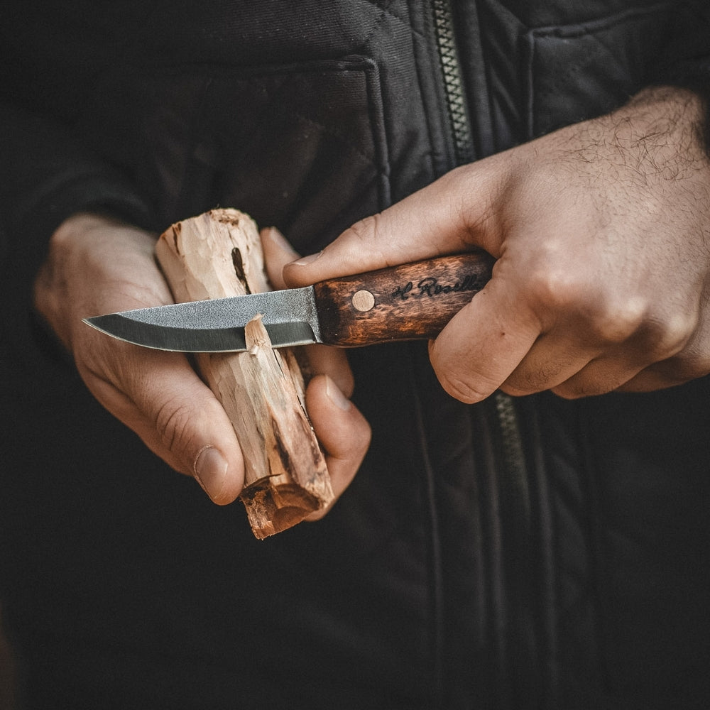 Rosellis handmade Finnish outdoor knife with a full tang blade. Based on our Carpenter knife. Stained curly birch handle and handmade leather sheath. 