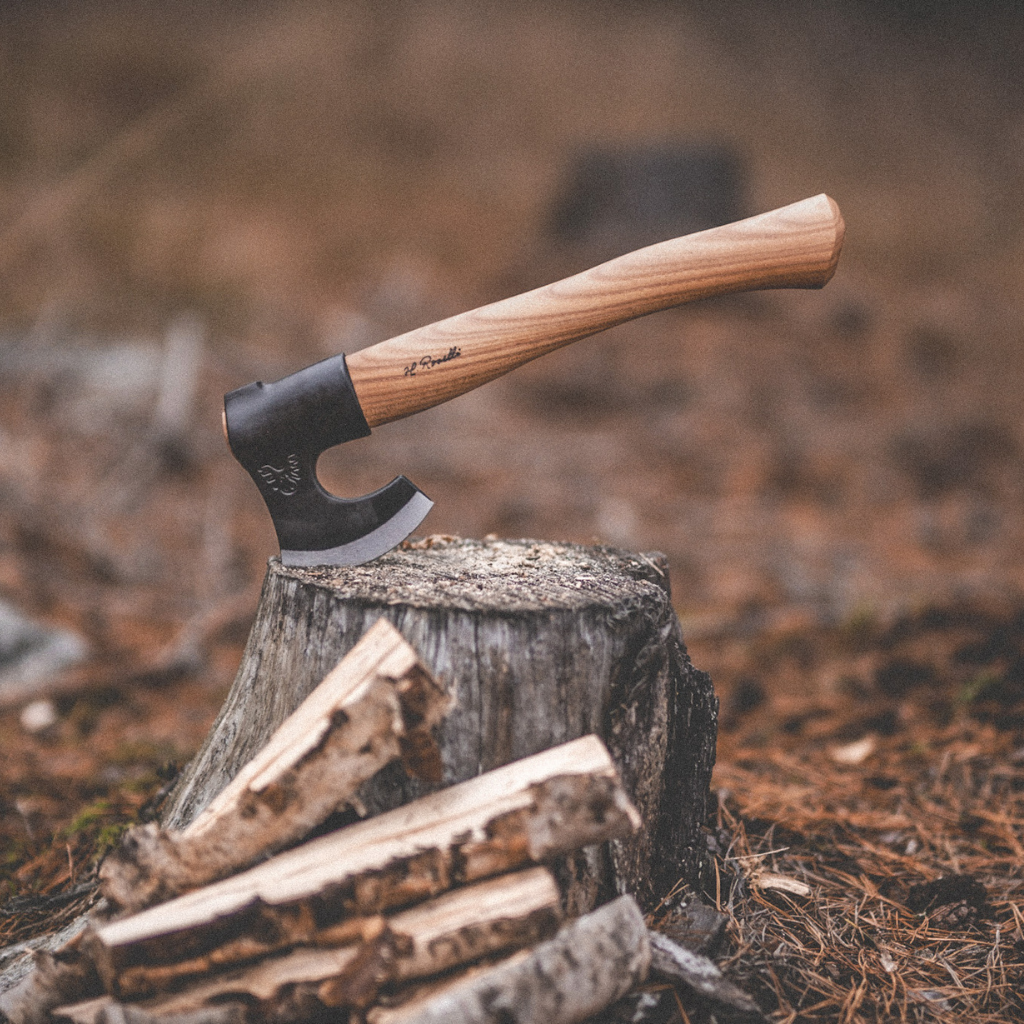 https://de.roselli.fi/cdn/shop/files/Roselli_s_handmade_outdoor_axe_1600x.png?v=1696854032